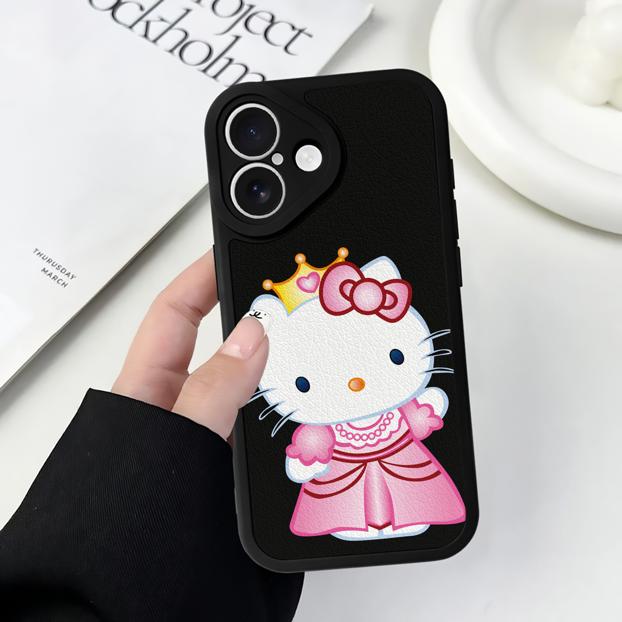 （画像用） Hello Kitty ハローキティ 【iPhone 16シリーズ対応】シリコンスマホケース（レザー調） 材質：シリコン